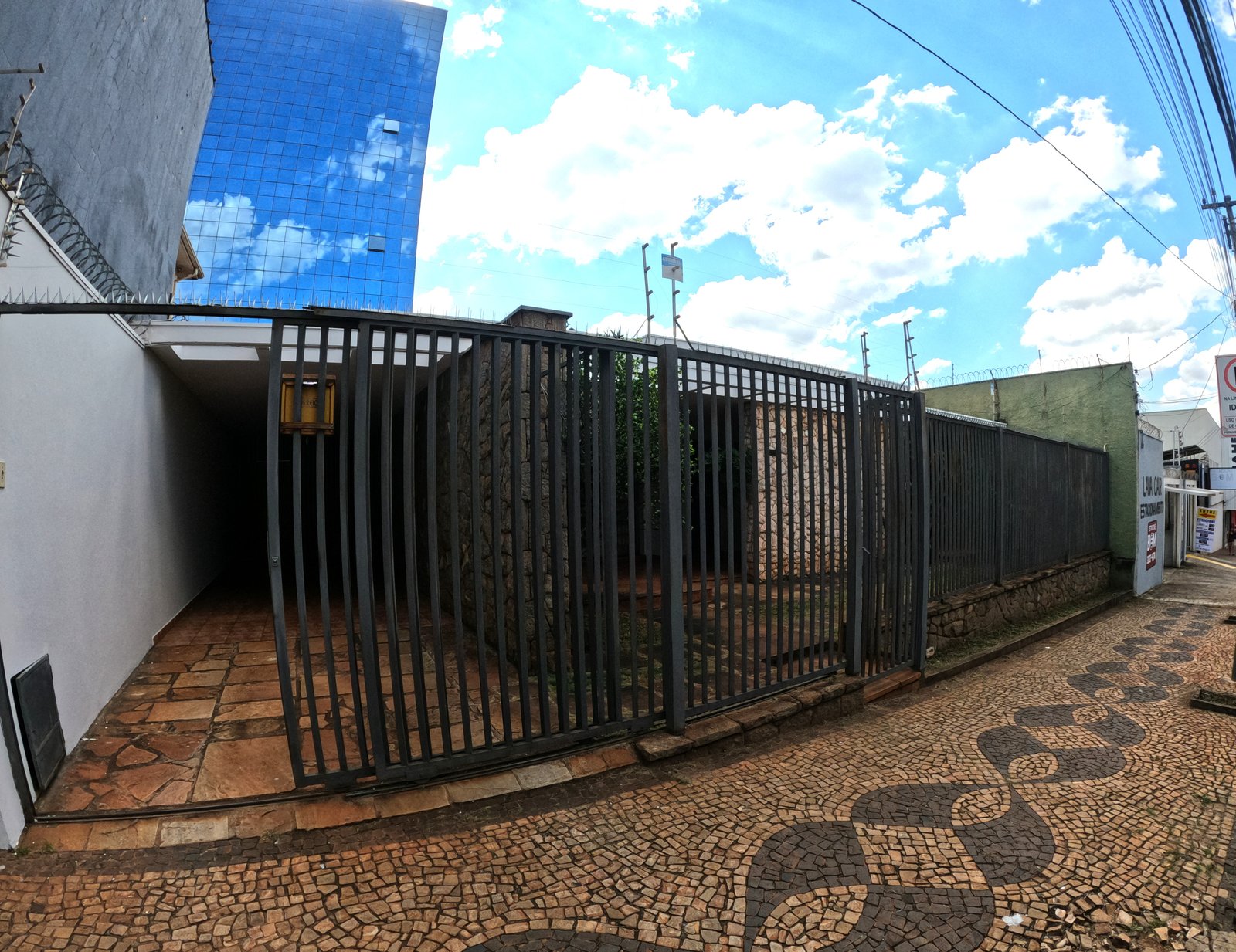 Casa com estrutura sólida a 50 metros da Rua Rui Barbosa , oportunidade de investimento.